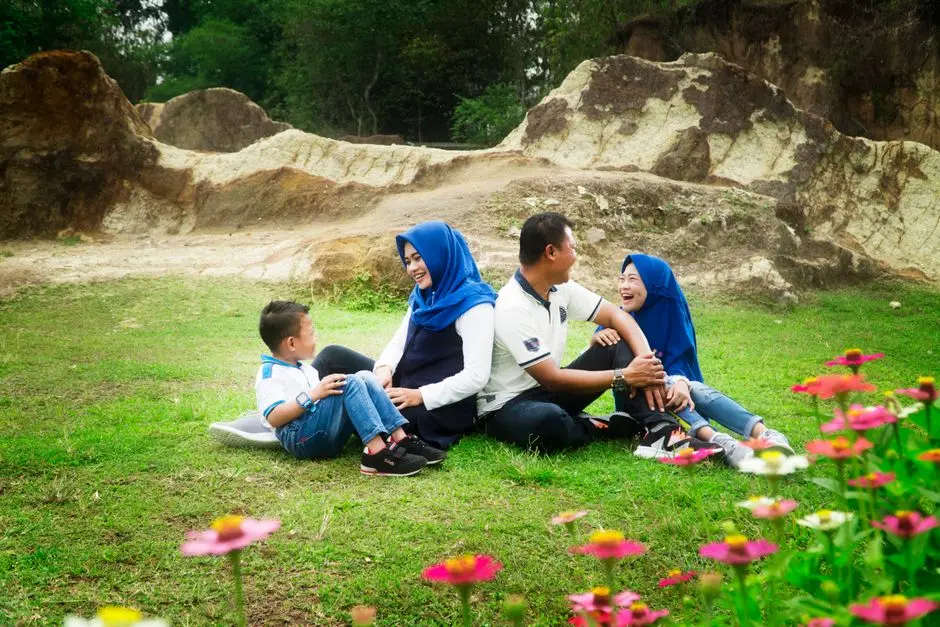 Keluarga menikmati wisata harian di ruang terbuka Mbay